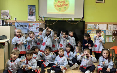 Los alumnos de Infantil crean bolas de Navidad en inglés